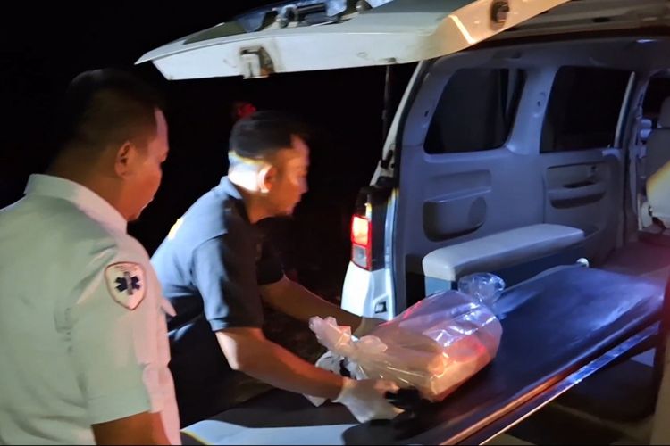 #---Petugas evakuasi jasad bayi yang ditemukan di aliran sungai Brantas Kabupaten Tulungagung Jawa Timur, Jumat (27/06/2025)---#