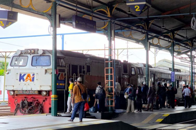 Sebuah kereta api jarak jauh berhenti di stasiun PT KAI Daop 7 Madiun untuk menaikkan dan menurunkan penumpang, Senin (23/2/2026)