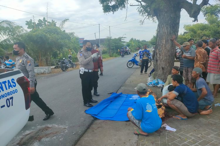 OLAH TKP-Aparat polisi melakukan olah tempat kejadian perkara kasus kecelakaan di ruas jalan Desa Serangan, Kecamatan Sukorejo, Kabupaten Ponorogo, Jawa Timur, Selasa (11/1/2022).