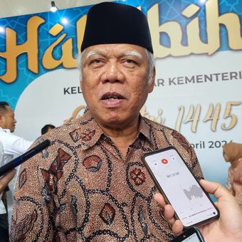Menteri Pekerjaan Umum dan Perumahan Rakyat (PUPR) Basuki Hadimuljono saat ditemui setelah acara Halalbihalal Idul Fitri 1445 H Kementerian PUPR di kantornya, Selasa (16/4/2024).