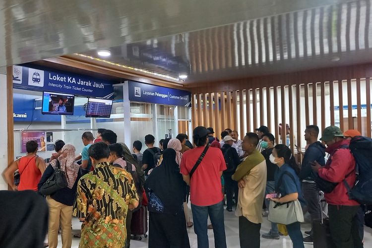 antrean pengembalian tiket di loket stasiun Yogyakarta, Selasa (17/10/2023)