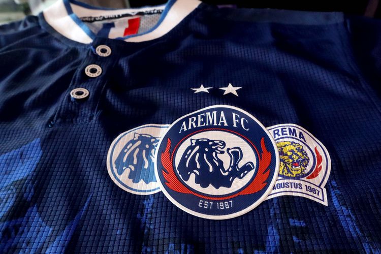 Detail jersey Arema FC spesial ulang tahun yang ke 33 dengan tiga logo sekaligus. Tiga logo tersebut terdiri dari logo Arema ketika juara Galatama 1993, logo Arema Indonesia saat juara Liga Indonesia tahun 2010 dan ditengah ada logo Arema FC saat ini.