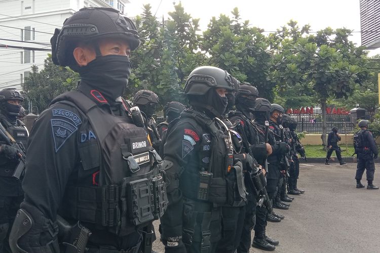 Tampak anggota Brimob tengah mengikuti gelar pasukan di Mapolrestabes Bandung, Jumat (31/12/2021).