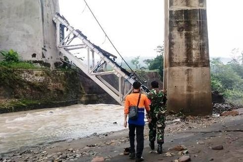 Jembatan KA di Brebes yang Putus Dijaga Petugas 24 Jam