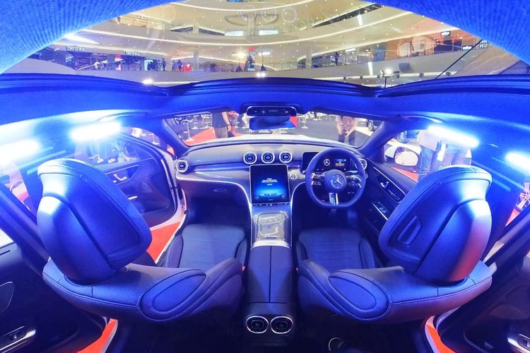 Interior C 300 AMG Line, salah satu varian all new C-Class dari Mercedes-Benz, yang diluncurkan dalam acara tahunan Mercedes-Benz Star Drive, di Senayan City, Jakarta, Kamis (14/7/2022).
Selain C 300 hadir pula koleksi baru C 200 Avantgarde Line, serta the new CLS 350 AMG Line Coupé. 