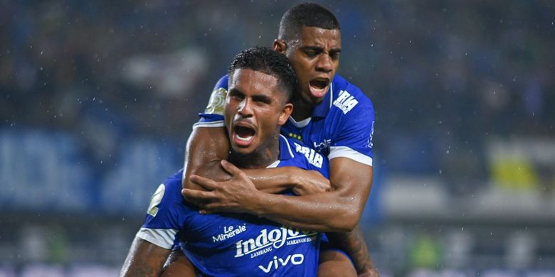 Penyerang Persib Bandung, Ramon Tanque, merayakan gol perdananya bagi Maung Bandung bersama Uilliam Barros ke gawang Borneo FC pada laga lanjutan Super League 2025-2026, Persib Bandung vs Borneo FC, di Stadion GBLA pada Jumat (5/12/2025).