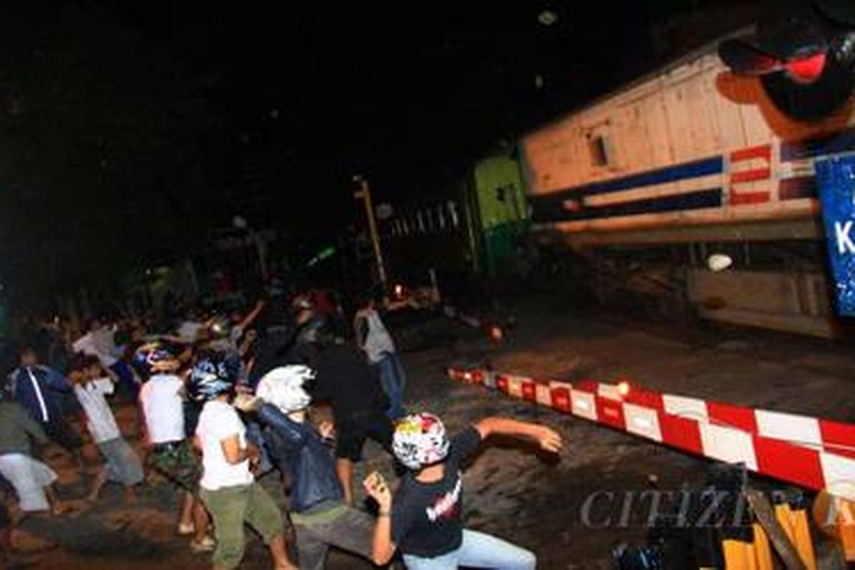 Massa dari warga Kota Solo menghujani para bonek di KA Gaya Baru Malam dengan batu saat melewati perlintasan rel di Jalan Urip Sumoharjo, Jebres, Solo, Senin (25/1/10) dini hari.