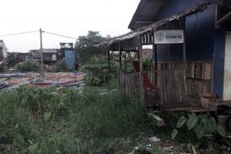 Pemandangan di salah satu lokasi di Kampung Apung, Jakarta Barat, Rabu (17/7/2013). Kondisi Kampung Apung tak mengalami perubahan selama bertahun-tahun dan tetap rawan banjir.