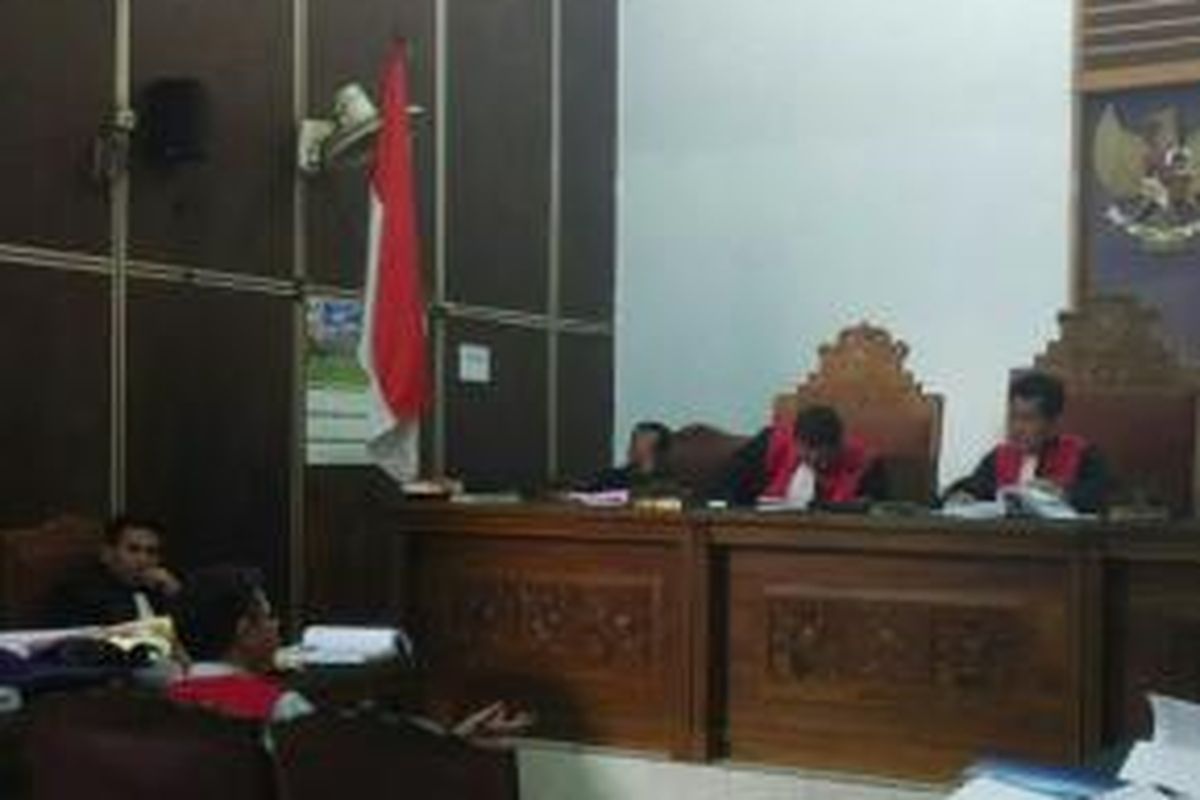 Koeshardjono (dua dari kiri) memenuhi panggilan persidangan di Pengadilan Negeri Jakarta Selatan, Senin (16/3/2015) sore, atas kasus pemerasan yang disangkakan padanya dan dua orang rekannya.