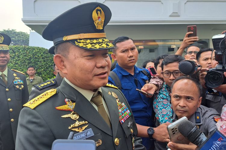 Kepala Staf TNI Angkatan Darat (KSAD) Jenderal Dudung Abdurachman memberikan keterangan pers sebelum acara pelantikan Letjen Agus Subiyanto sebagai KSAD di Kompleks Istana Kepresidenan, Jakarta, Rabu (25/10/2023).  