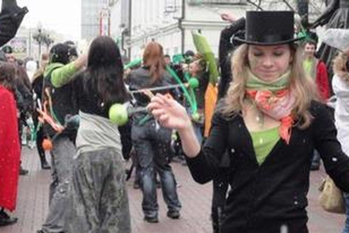 Suasana pesta anak muda di depan patung pushkin dan istrinya.