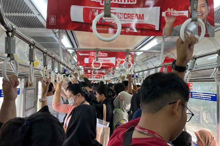 KRL Bogor Paling Terpadat, KAI Persiapkan Gerbong Besar