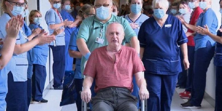 Inilah George Clark, pria asal Skotlandia yang mendapat tepuk tangan dari staf Rumah Sakit Universitas Ayr setelah dinyatakan sembuh dari Covid-19.