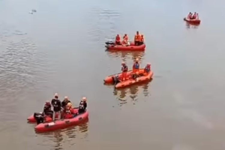 Petugas gabungan sementara melakukan pencarian terhadap seorang motoris yang hilang di Sungai Martapura, Banjarmasin, Kalsel, Senin (11/7/2022). 