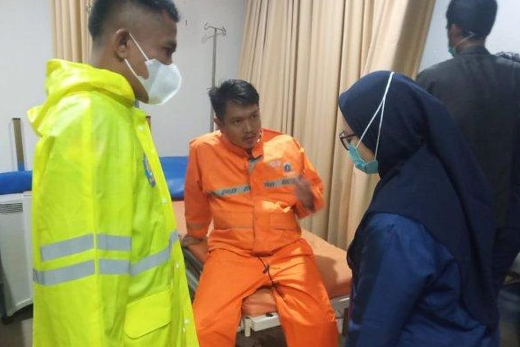 Petugas PPSU Kelurahan Cibubur, Dejan saat mendapat penanganan medis di Puskesmas Kecamatan Ciracas akibat luka gigit ular, Jumat (4/11/2022) malam.