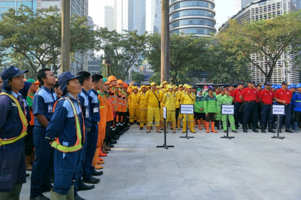 Para petugas Penanganan Prasan dan Sarana Umum (PPSU) dan pasukan warna lain akan mengecat trotoar Jalan Sudirman dan Jalan MH Thamrin, Jakarta, pada 18 Juli sampai 12 Agustus. Foto diambil usai apel pembukaannya di Plaza Tenggara GBK, Rabu (18/7/2018). 