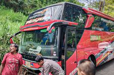 Hindari Agya, Bus Pariwisata Masuk Parit di Jalur Tengkorak Lembang