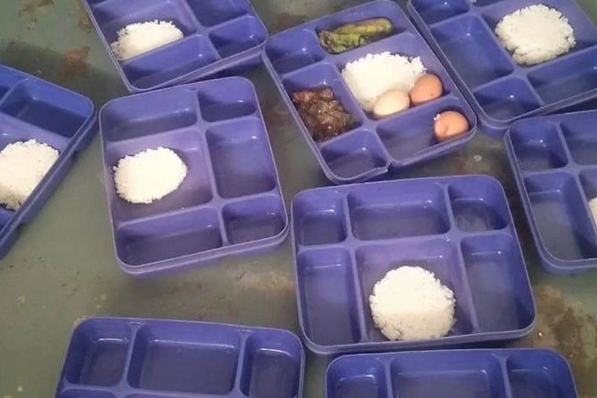 Sebuah tayangan video memperlihatkan nasi cadong atau jatah makanan untuk narapidana Lapas Salemba hanya berisi nasi tanpa lauk dan sayuran.
