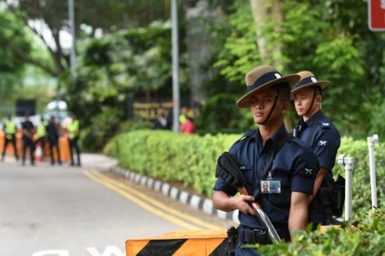 Anggota pasukan Gurkha Singapura menjaga ketat areal KTT keamanan Asia-Pasifik setelah seorang pria yang menerobos barikade penjagaan dengan menggunakan mobil tewas ditembak.