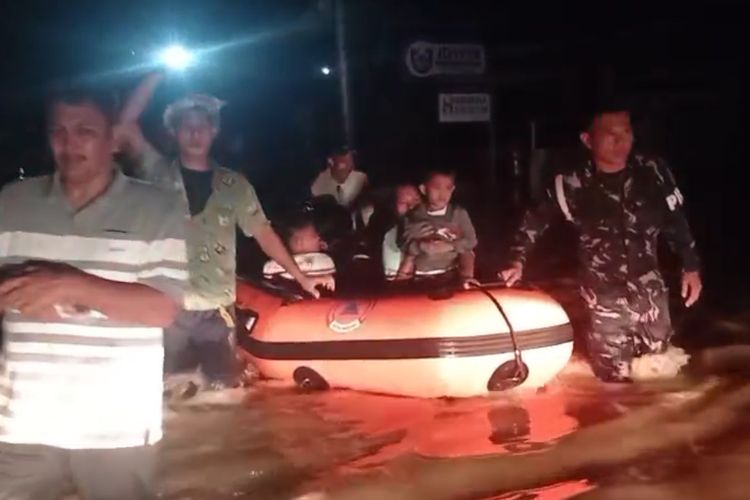 Evakuasi Banjir di Padang Berlanjut Sampai Malam, Dua Balita dan Tiga Dewasa Dibawa Perahu Karet