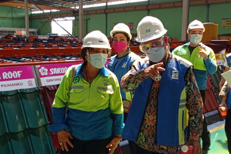Direktur Kelembagaan dan Sumber Daya Konstruksi Kementerian PUPR, Nicodemus Dauddan melakukan kunjungan ke 3 lokasi fasilitas produksi baja ringan milik PT Tatalogam Lestari, di kawasan Industri Silicon Valey, Cikarang, Kabupaten Bekasi, Jawa Barat. 