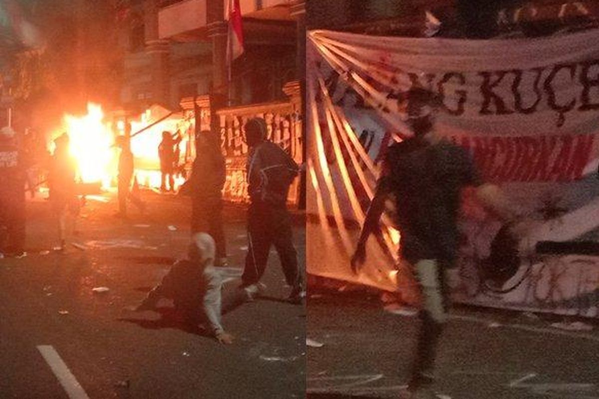 Pos gedung DPRD Kota Malang yang dibakar oleh massa aksi penolakan UU TNI saat dipadamkan oleh mobil water canon Polresta Malang Kota, Minggu (23/3/2025). 