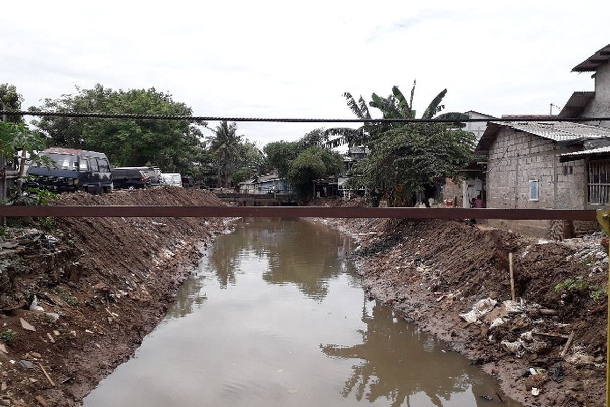 Petugas Sumber Daya Air (SDA) Jakarta Barat melakukan pengerukan sedimen lumpur di anak Kali Pesanggrahan, Jalan Adhi Karya, RW 05, Kedoya Selatan, Jakarta Barat pada Selasa (14/11/2018).