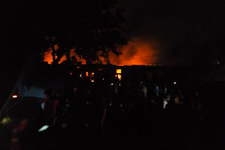 Api meludeskan enam rumah termasuk ponpes dan panti asuhan Al Jabar Bengkong Batam, Kepri.