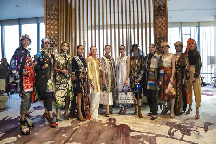 Para model membawakan karya desainer Indonesia yang turut berpartisipasi dalam perhelatan Front Row di Paris.