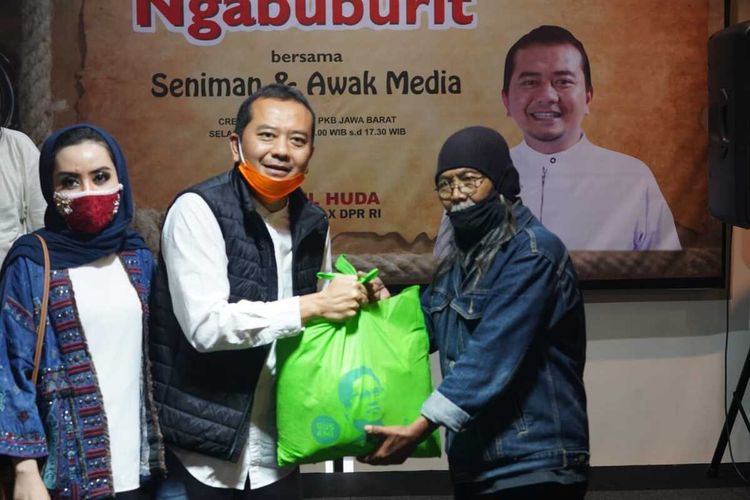 Ketua Dewan Pimpinan Wilayah (DPW) Partai Kebangkitan Bangsa (PKB) Jawa Barat, Syaiful Huda, yang juga Ketua Komisi X DPR RI, memberikan paket sembako untuk membantu pegiat seni di Jawa Barat.