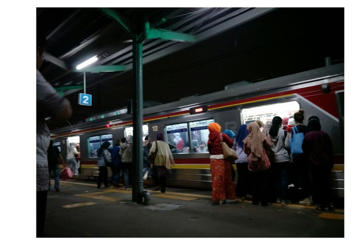 Penumpang di Stasiun Lenteng Agung,  Jakarta Selatan normal kembali,  Jumat (22/2/2019)