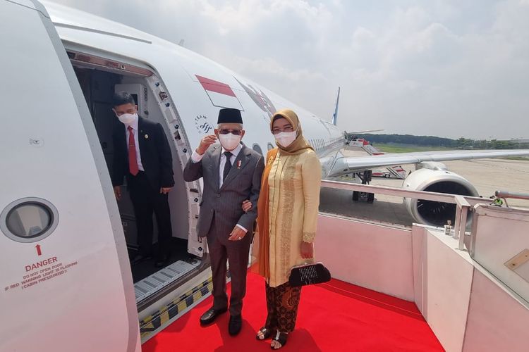 Wakil Presiden Ma'ruf Amin dan Ibu Wury Ma'ruf Amin berfoto sebelum memasuki pesawat di Bandara Internasional Soekarno-Hatta, Selasa (1/11/2022). Ma'ruf bersama Wury dan rombongan terbatas akan melakukan kunjungan kerja ke Uni Emirat Arab dan Mesir mulai Selasa ini hingga Selasa (8/11/2022) pekan depan.