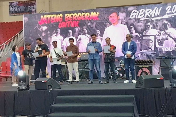 Perwakilan relawan Gibran membacakan dekalrasi dukungan di GOR Jatidiri Semarang, Selasa (17/10/2023).