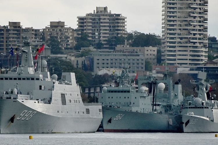 Tiga kapal perang China terlihat merapat di pangkalan angkatan laut Garden Island di Sydney pada Senin (3/6/2019). (AFP/PETER PARKS)