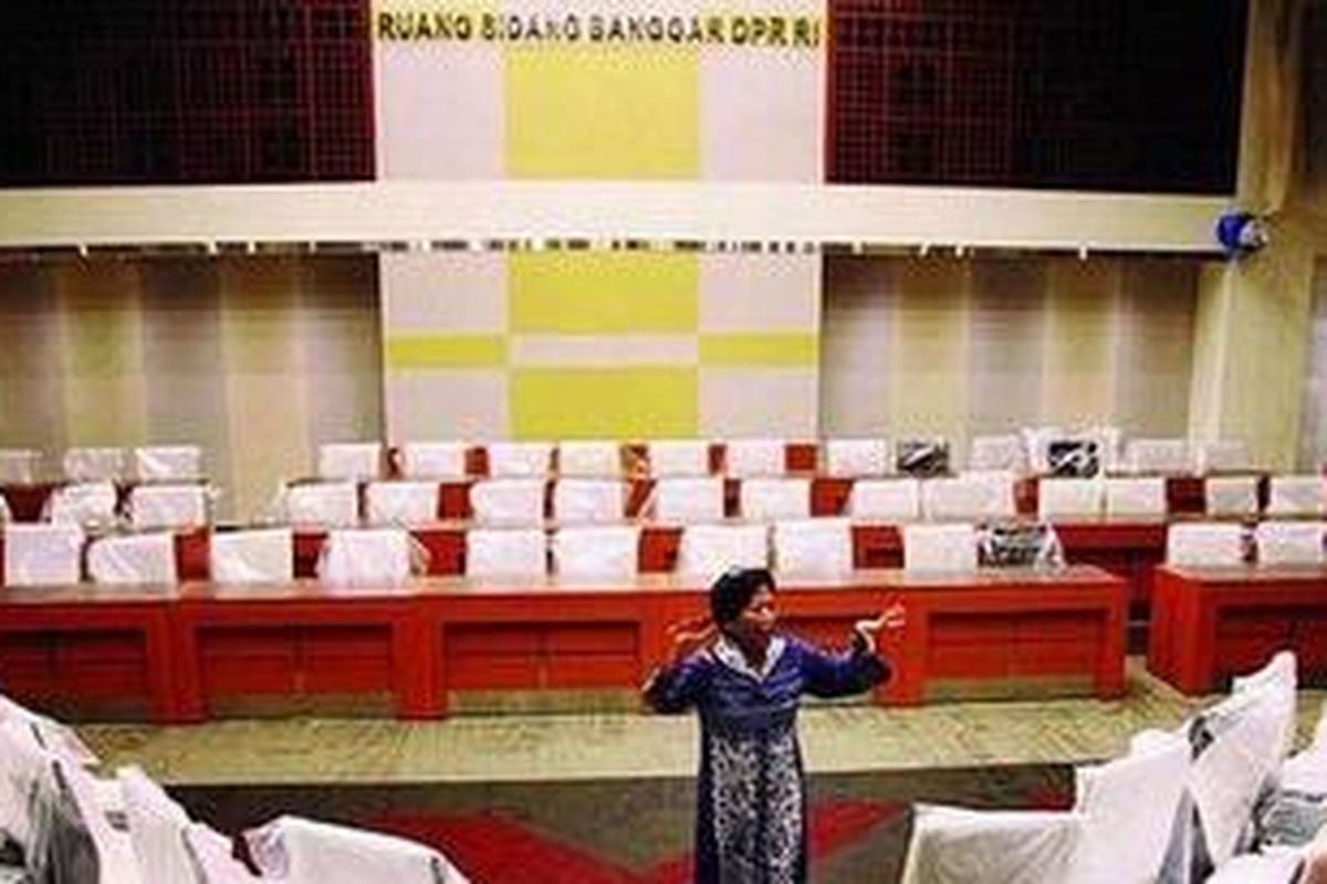 Sekjen DPR Nining Indra Saleh menjelaskan kepada wartawan mengenai Ruang Badan Anggaran yang baru di kompleks Gedung DPR, Jakarta, Rabu (11/1). Ruang di Gedung Nusantara II DPR ini menghabiskan anggaran lebih dari Rp 20 miliar. Upaya renovasi itu untuk mengoptimalkan kapasitas ruang, memperbarui sistem penerangan, pendingin, sound system, akustik, lantai, dan plafon. 