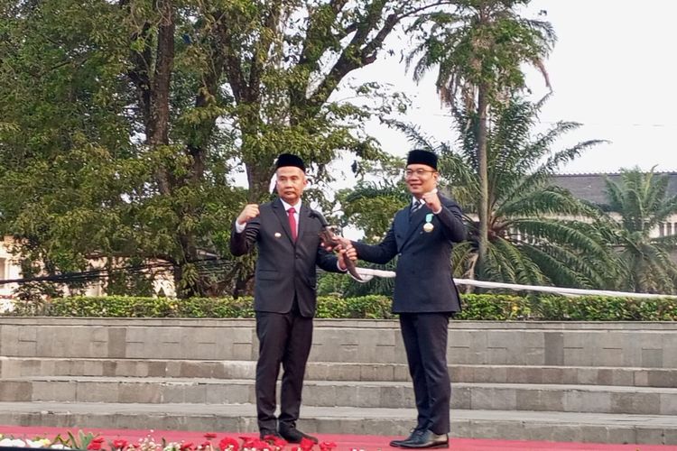 Ridwan Kamil menyerahkan Kujang Pusaka simbol pengalihan kewenangan dan kekuasaan kepada Pj Gubernur Jabar Bey Machmudin di Lapangan Gasibu, Kota Bandung, Selasa (5/9/2023).