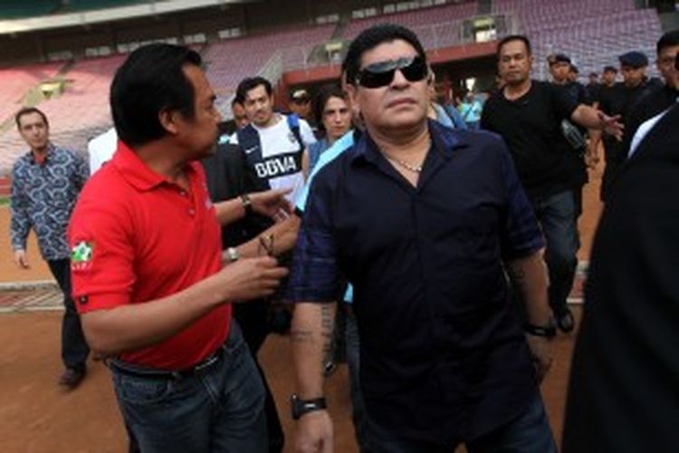 Pesepak bola legendaris asal Argentina, Diego Maradona menghadiri acara coaching clinic di Stadion Utama Gelora Bung Karno (SUGBK), Jakarta, Sabtu (29/6/2013). Dalam rangka kunjungannya ke Indonesia, pemain yang mengantar Argentina menjadi juara Piala Dunia 1986 ini rencananya juga akan mengunjungi Surabaya dan Makassar. 
