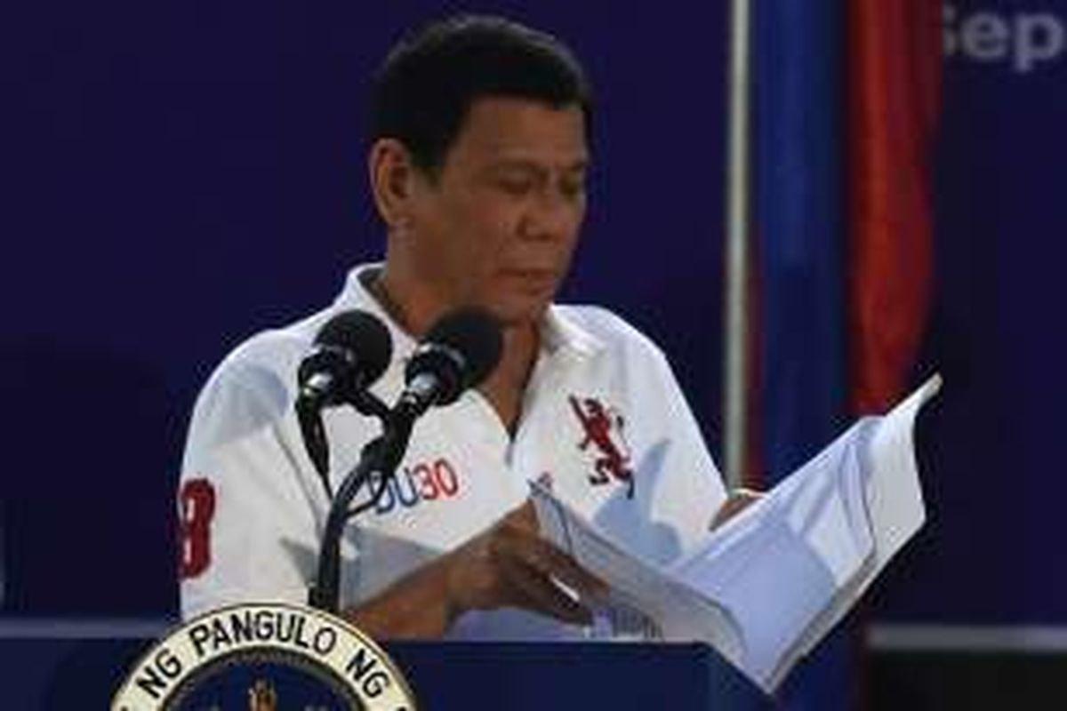 Presiden Filipina Rodrigo Duterte membaca daftar tersangka pengedar narkotika saat menberikan pengarahan kepada pasukan khusus Filipina di kamp San Miguel, provinsi Bulacan, sebelah utara Manila.