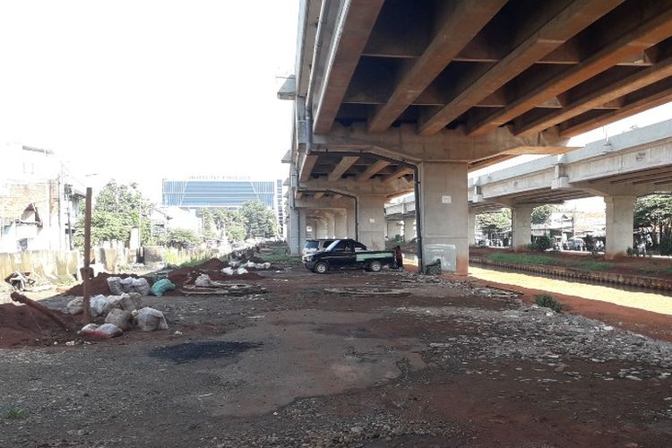 Kolong Tol Becakayu dekat Kampus Universitas Borobudur kini tak lagi dipenuhi kendaraan. Namun, sejumlah kendaraan masih terparkir di sana, Kamis (25/4/2019).