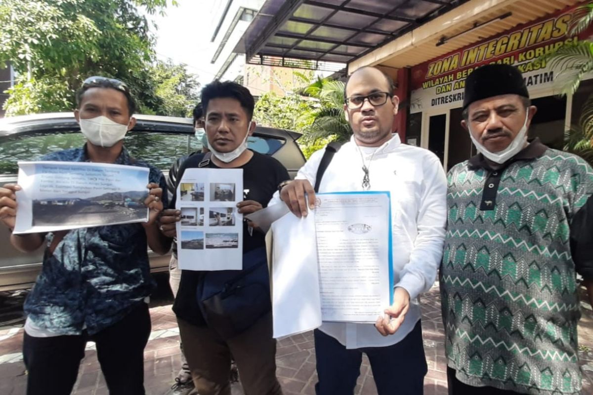 Warga didampingi kuasa hukum melaporkan CV DPS ke Polda Jatim terkait operasional tambang.