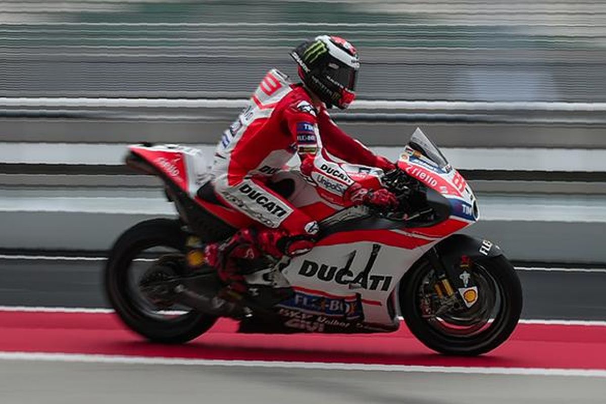 Pebalap Ducati asal Spanyol, Jorge Lorenzo, meninggalkan pit lane pada hari kedua tes pramusim MotoGP 2017 di Sirkuit Internasional Sepang, Malaysia, Selasa (31/1/2017). Tes pramusim berlangsung selama tiga hari, mulai dari 30 Januari - 1 Februari.