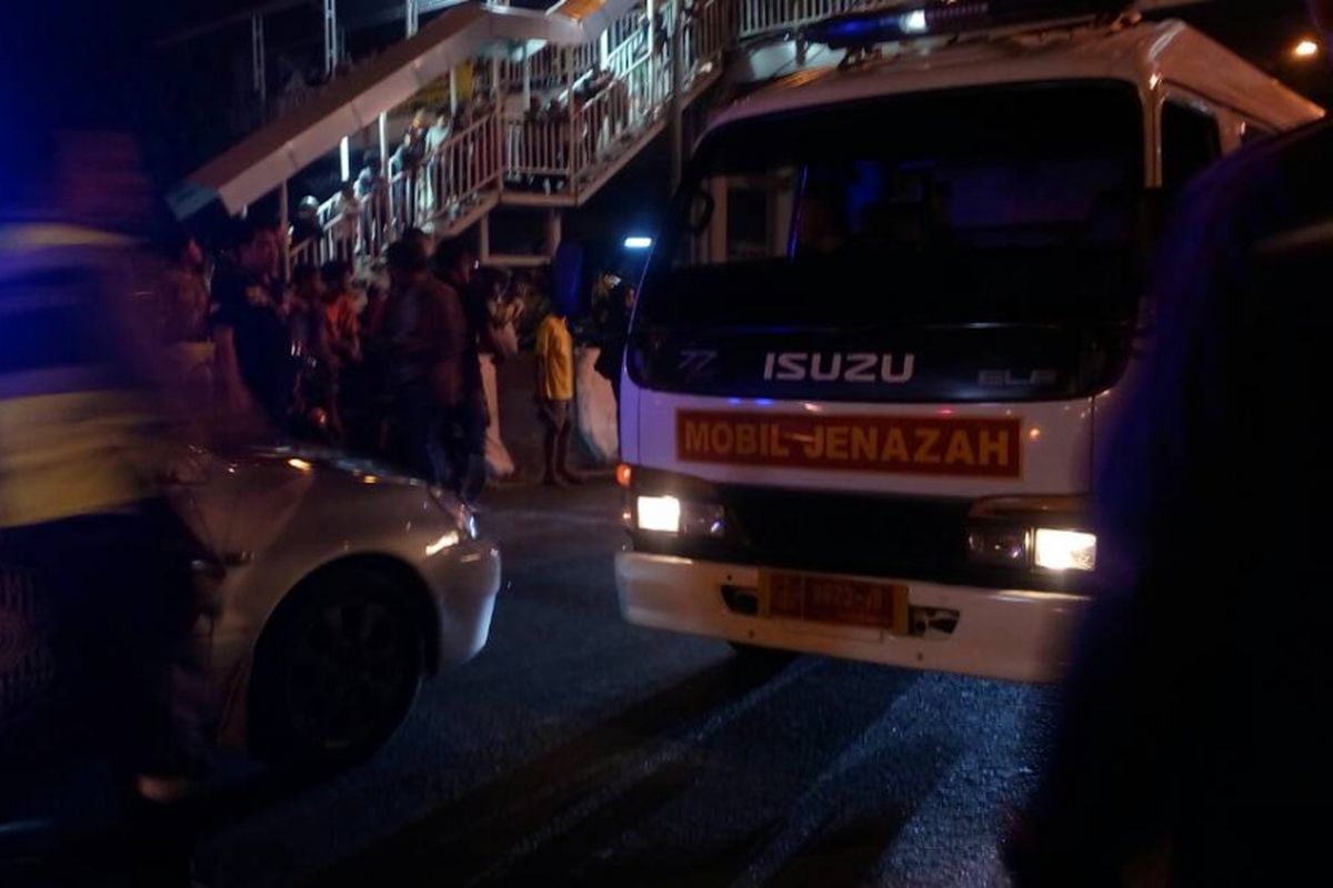 Mobil ambulans tiba di lokasi Kampung Melayu, Jakarta Timur, Rabu (24/5/2017).