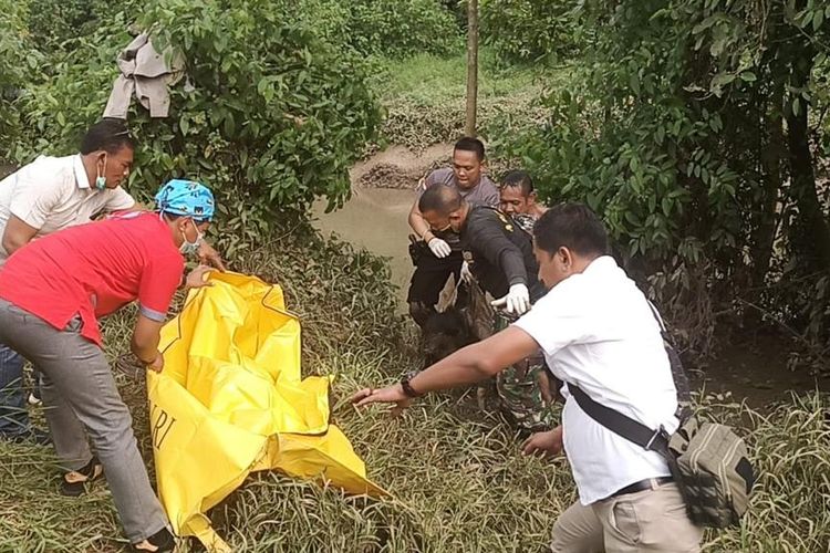 Foto Mayat Perempuan Tanpa Identitas Ditemukan Mengambang Di Sungai Cimanceri Tangerang