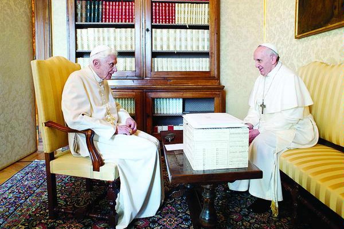 Paus Fransiskus (kanan) menggelar pertemuan bersejarah dengan pendahulunya, Paus Emeritus Benediktus XVI, di ruang perpustakaan istana musim panas kepausan di Castel Gandolfo dekat Roma, Italia, Sabtu (23/3). Mereka juga makan siang dan berdoa bersama.