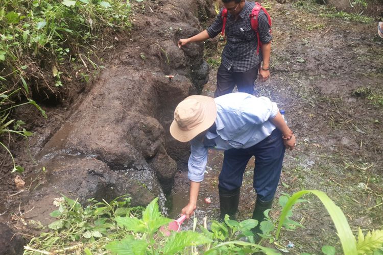 Kepala Balai Pelestarian Cagar Budaya (BPCB) Trowulan, Jawa Timur Andi Muhamad Said mendatangi lokasi penemuan situs purbakala di Dusun Nanasan, Desa Ngawonggo, Kecamatan Tajinan, Kabupaten Malang, Rabu (26/4/2017).