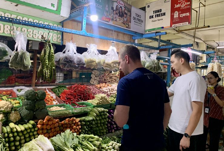 [BERITA FOTO] Juara MasterChef Australia Belanja di Pasar Santa Jaksel