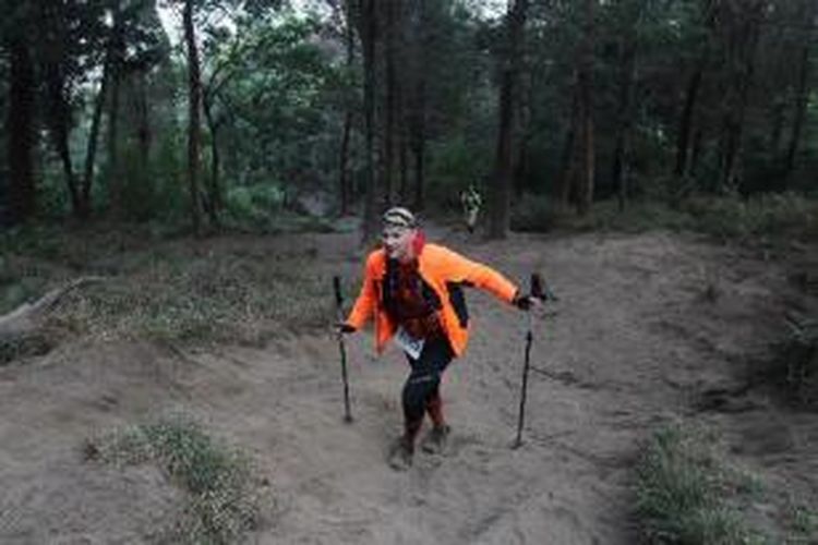 Pelari mendaki Gunung Merbabu saat mengikuti lomba lari ultra 60K MesaStila Challenge Ultra 2014 di Magelang, Jawa Tengah, Minggu (10/10/2014). Tak tanggung-tanggung para pelari ini melewati empat gunung yaitu Andong, Merbabu, Telomoyo, dan Gilipetung.