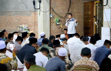 Kasatgas Tito Shalat Tarawih Perdana Bersama Masyarakat Aceh Tamiang