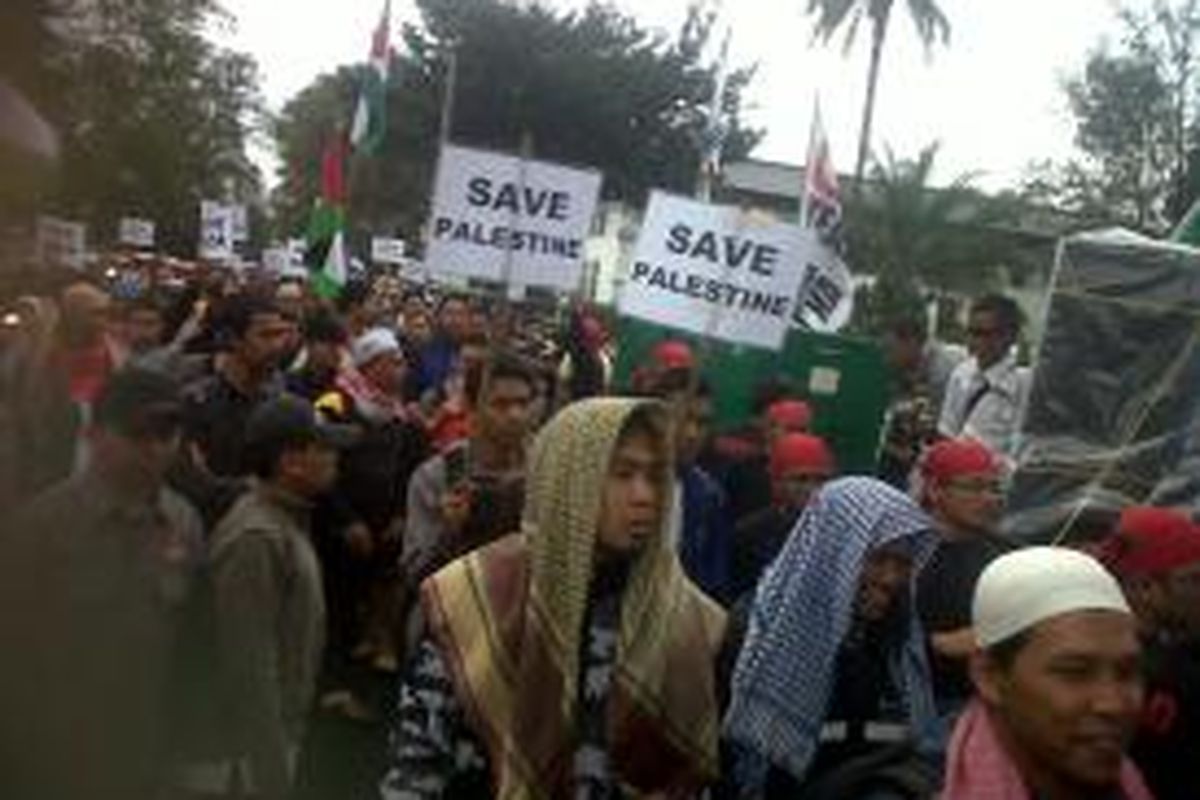 Ribuan massa umat muslim sedang menggelar aksi long march mengeliling sejumlah ruas jalan di Bandung, Jawa Barat, Minggu, (13/7/2014) sebagai bentuk kepedulian terhadap rakyat Palestina dan mengecam pembantaian Israel terhadap warga Gaza.