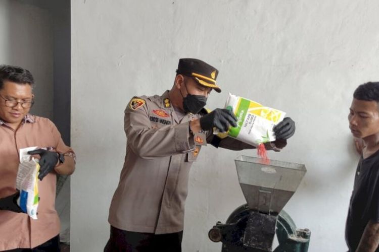 Kasubdit 1 Indagsi Ditkrimsus Polda Jateng AKBP Rosyid Hartanto saat memusnahkan benih jagung dengan kandungan zat kimia berbahaya